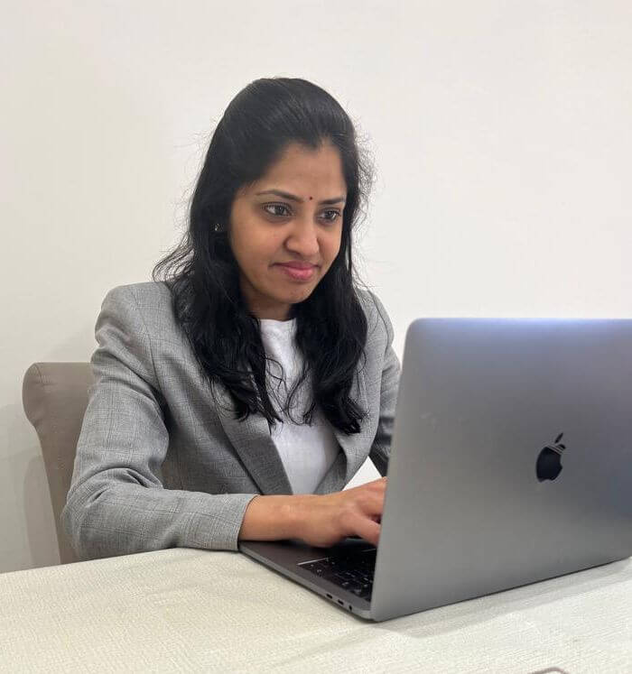 Jayanthi Bommana in a one-to-one online mentoring session at her laptop